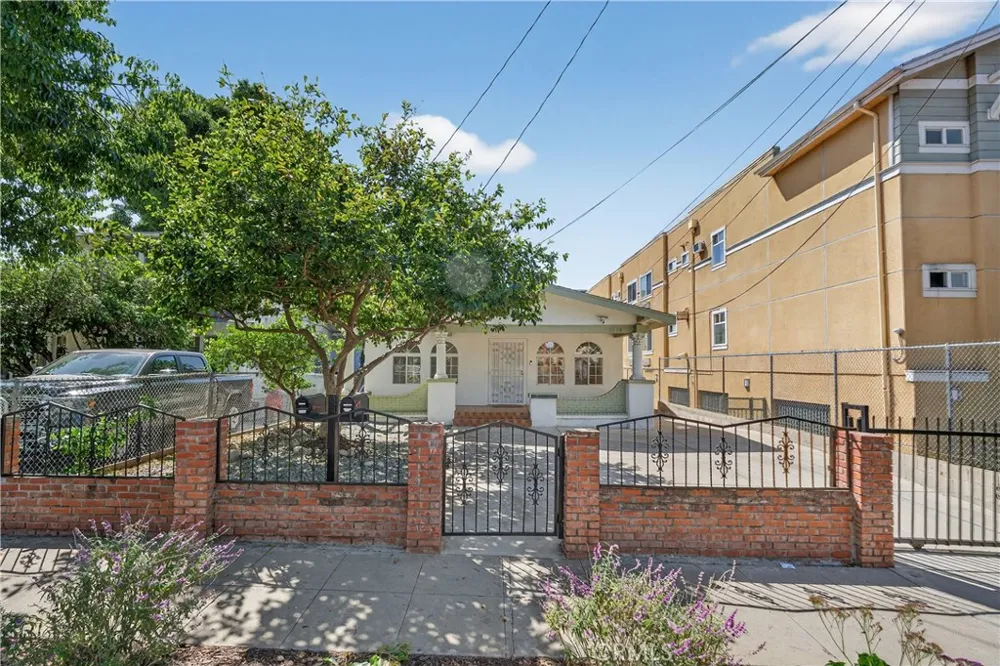 3538 London Los Angeles, CA 90026