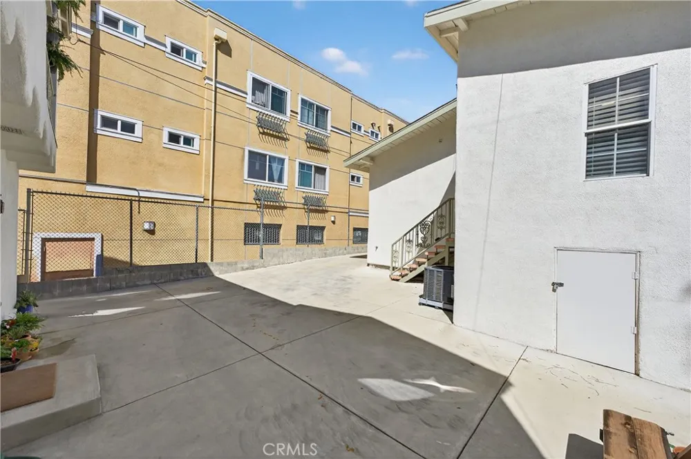 3538 London Los Angeles, CA 90026