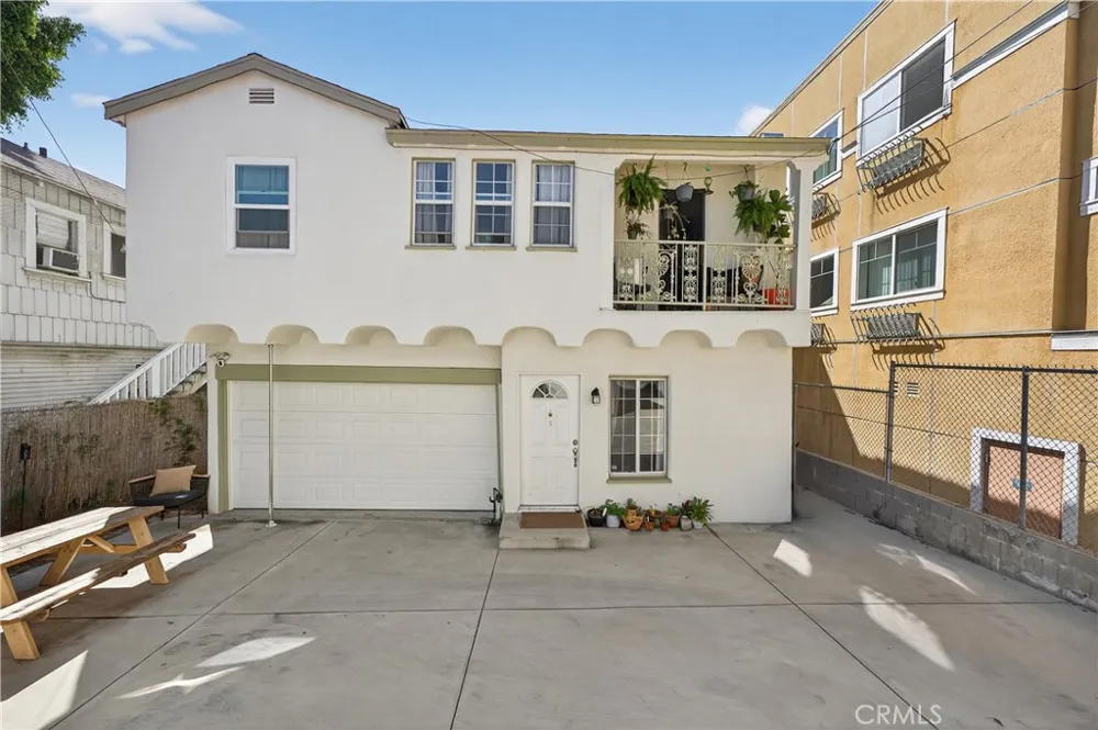 3538 London Los Angeles, CA 90026