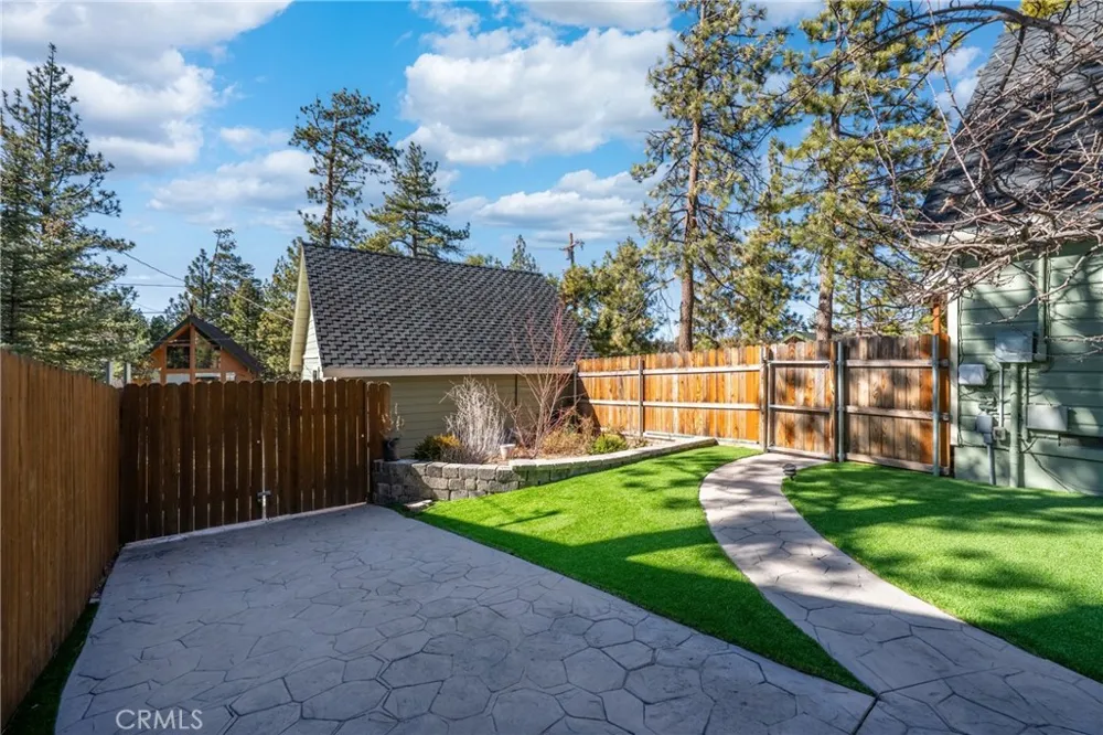 195 Knoll Big Bear Lake, CA 92315