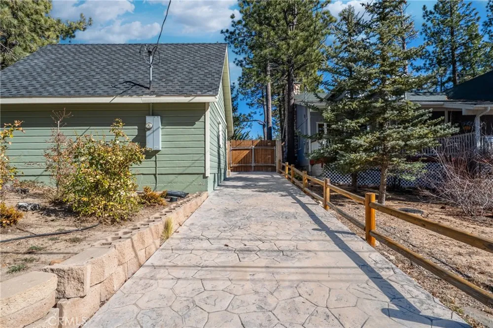 195 Knoll Big Bear Lake, CA 92315