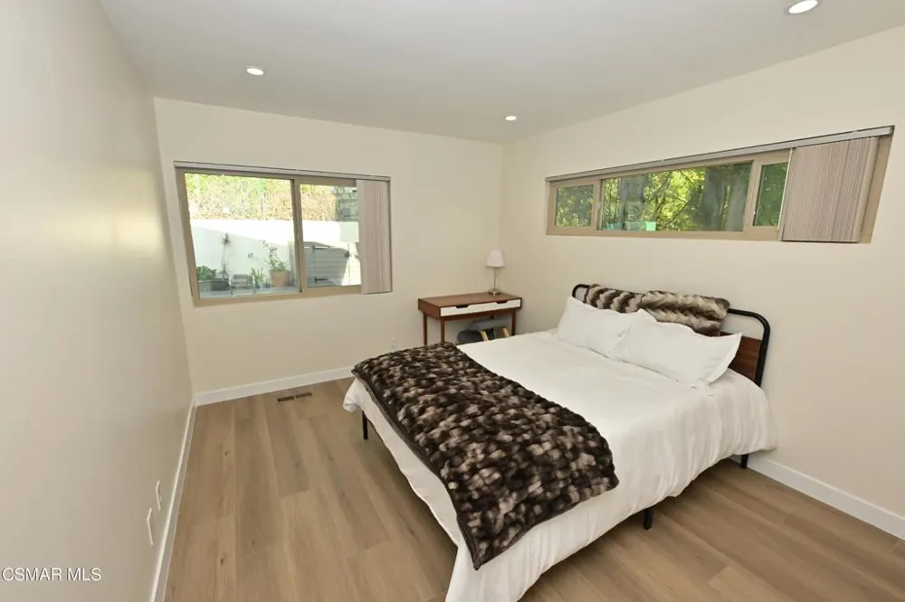 21794 Ybarra Road Woodland Hills, CA 91364