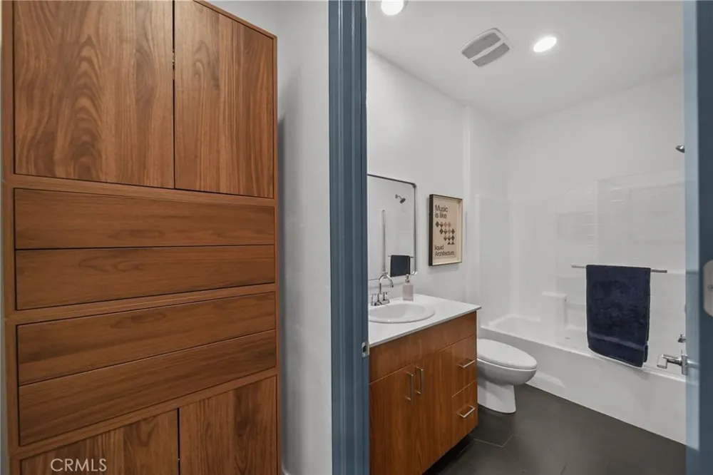 7239 N Cedar Rd Van Nuys, CA 91405