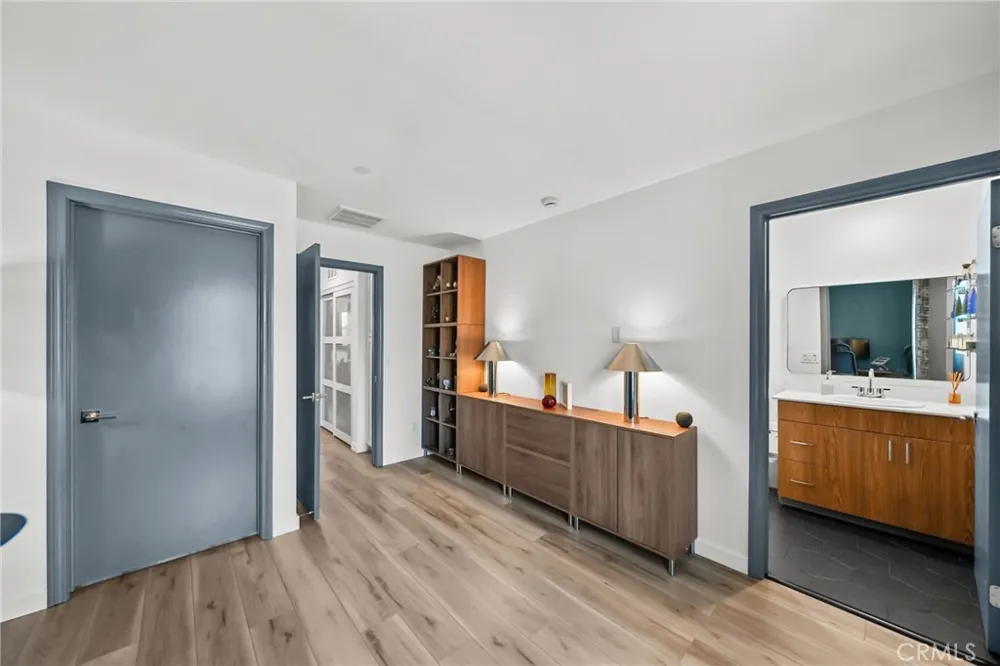 7239 N Cedar Rd Van Nuys, CA 91405