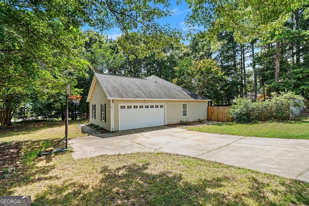 1857 High Green DR Statham, GA 30666