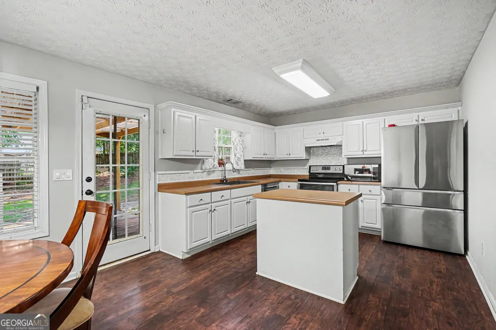 1857 High Green DR Statham, GA 30666