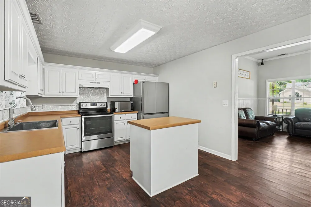 1857 High Green DR Statham, GA 30666