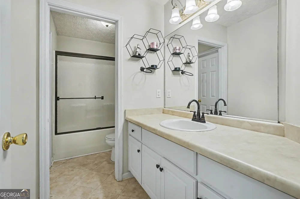 1857 High Green DR Statham, GA 30666