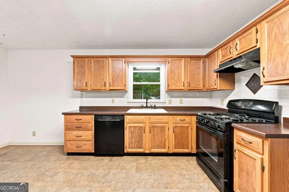 302 Crabapple CT Powder Springs, GA 30127