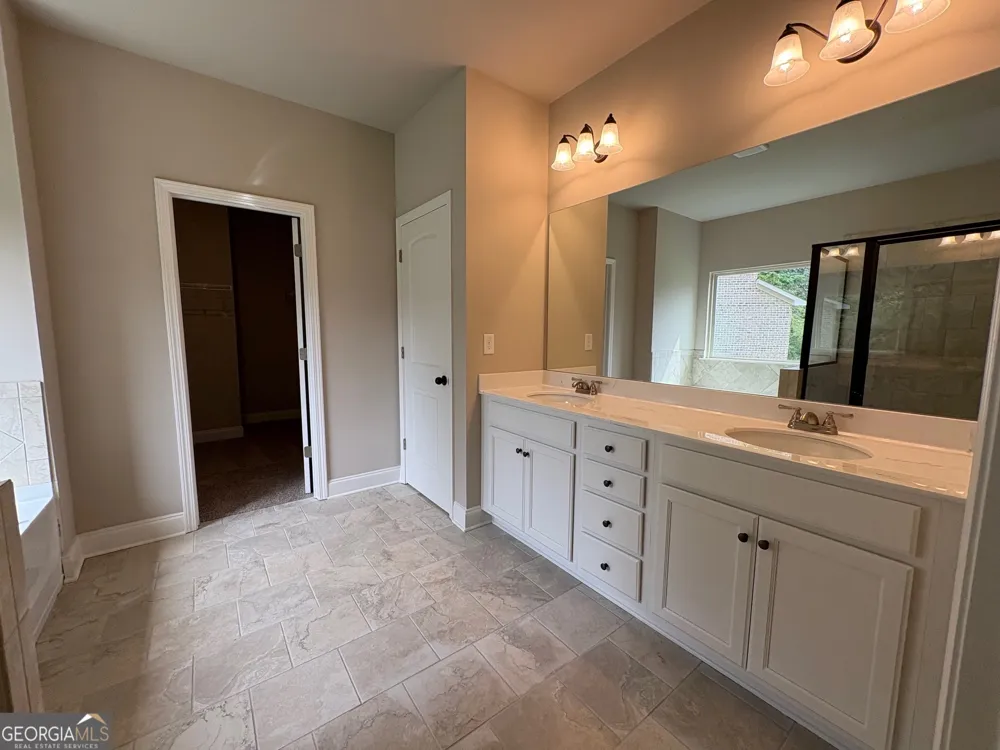1056 Lakeviewe Oaks CT Grayson, GA 30017