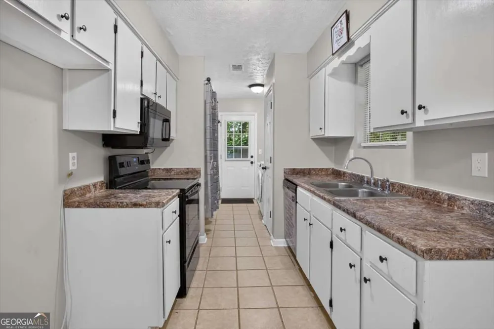 129 Whispering Pine LN NE White, GA 30184