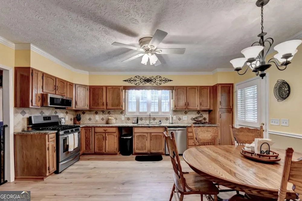 1889 Ridgedale DR Snellville, GA 30078