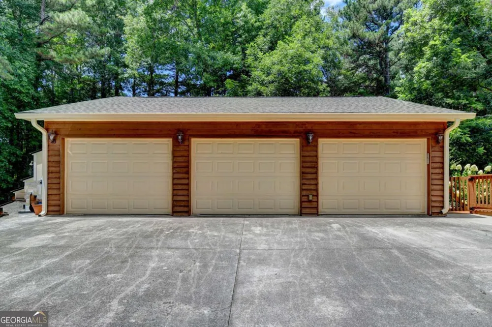 1889 Ridgedale DR Snellville, GA 30078