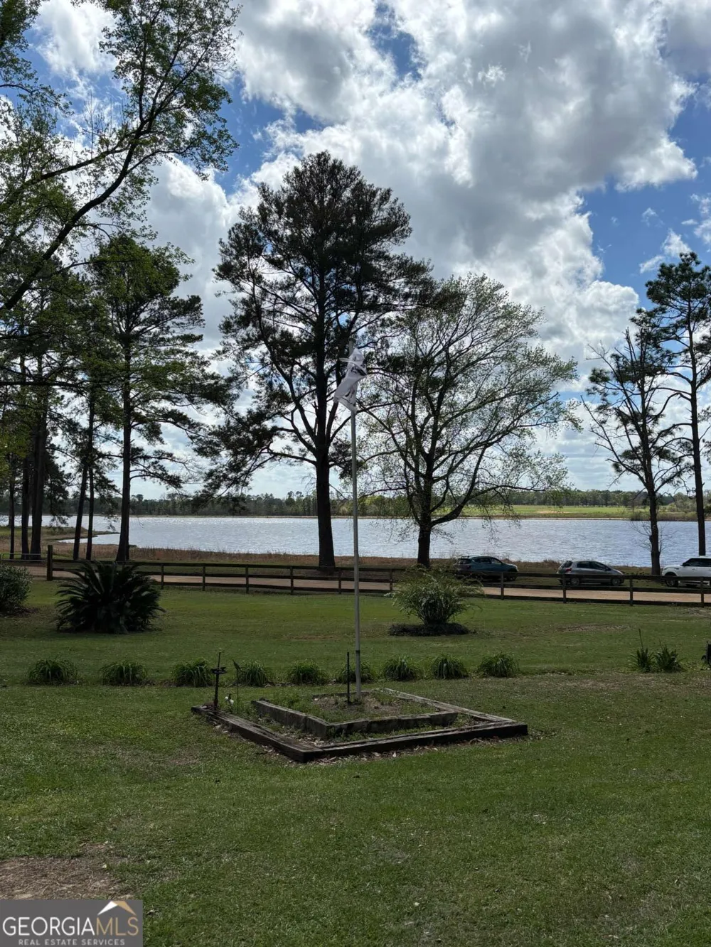 1565 East Lake DR Screven, GA 31560