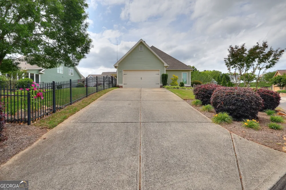 125 Hawthorn WAY Hoschton, GA 30548