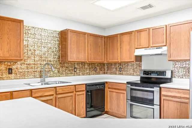 797 KILLARNEY RD Floresville, TX 78114