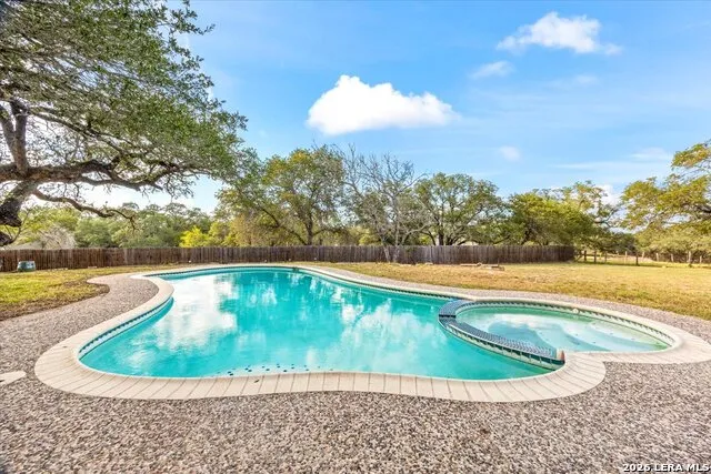 797 KILLARNEY RD Floresville, TX 78114