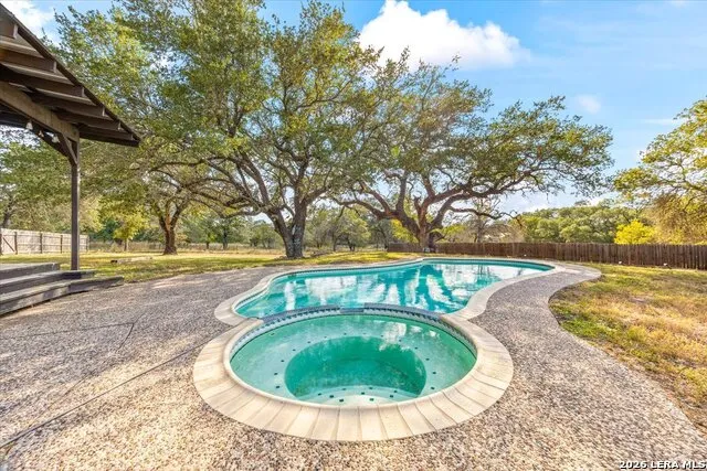 797 KILLARNEY RD Floresville, TX 78114