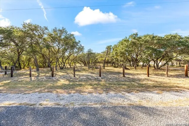 797 KILLARNEY RD Floresville, TX 78114