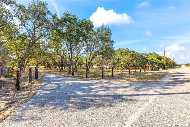 797 KILLARNEY RD Floresville, TX 78114