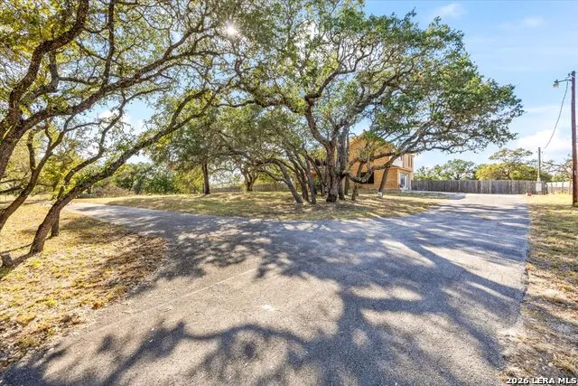 797 KILLARNEY RD Floresville, TX 78114