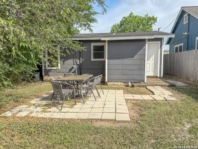 707 E Jones Beeville, TX 78102