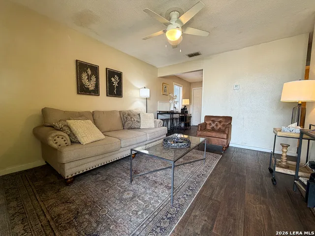 707 E Jones Beeville, TX 78102