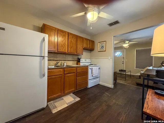 707 E Jones Beeville, TX 78102