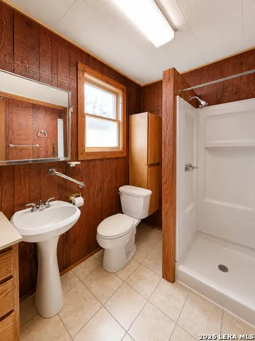 305 WALTOM AVE Jourdanton, TX 78026