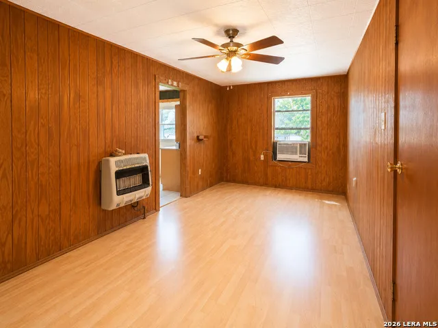 305 WALTOM AVE Jourdanton, TX 78026