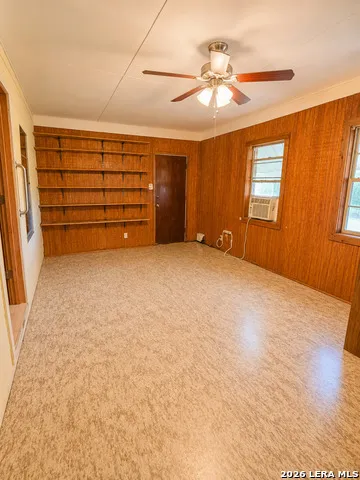 305 WALTOM AVE Jourdanton, TX 78026