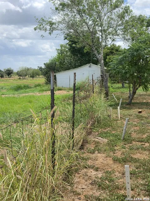 305 WALTOM AVE Jourdanton, TX 78026