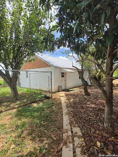 305 WALTOM AVE Jourdanton, TX 78026