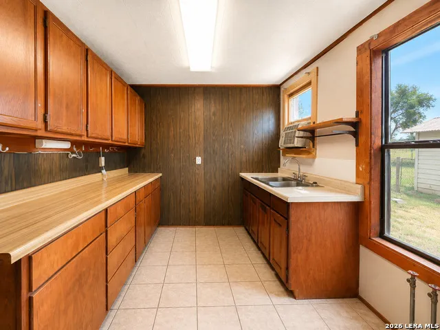 305 WALTOM AVE Jourdanton, TX 78026