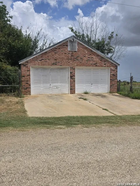 305 WALTOM AVE Jourdanton, TX 78026