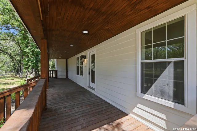 241 OAK HOLLOW DR La Vernia, TX 78121