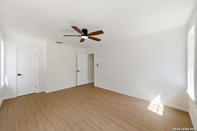 241 OAK HOLLOW DR La Vernia, TX 78121