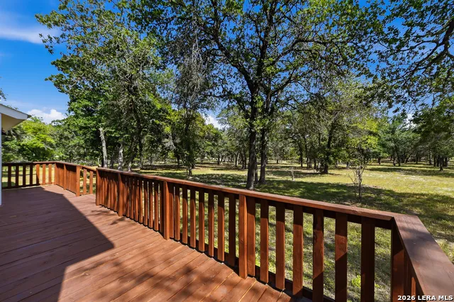 241 OAK HOLLOW DR La Vernia, TX 78121