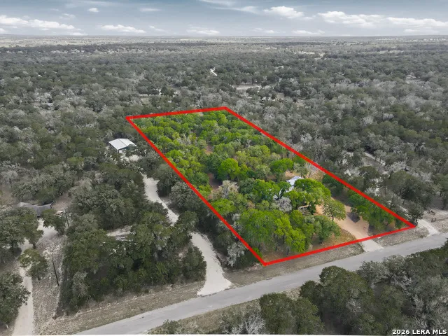 241 OAK HOLLOW DR La Vernia, TX 78121