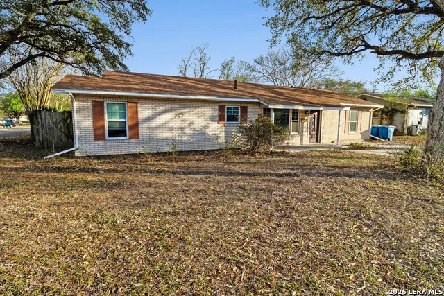 612 E Hutchinson St Beeville, TX 78102