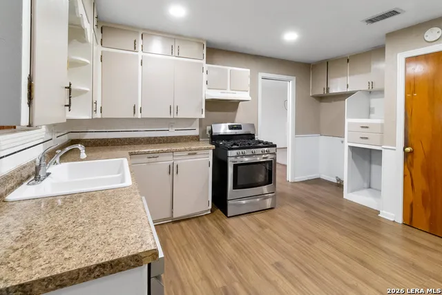 612 E Hutchinson St Beeville, TX 78102