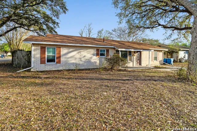 612 E Hutchinson St Beeville, TX 78102