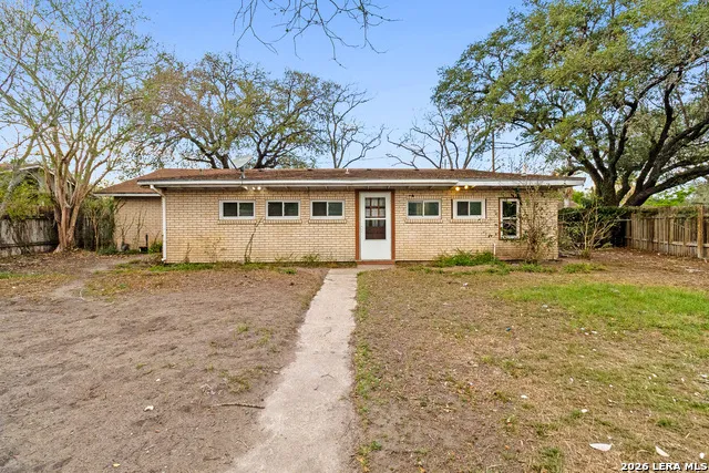 612 E Hutchinson St Beeville, TX 78102