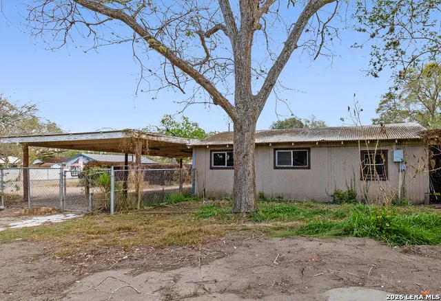 612 E Hutchinson St Beeville, TX 78102