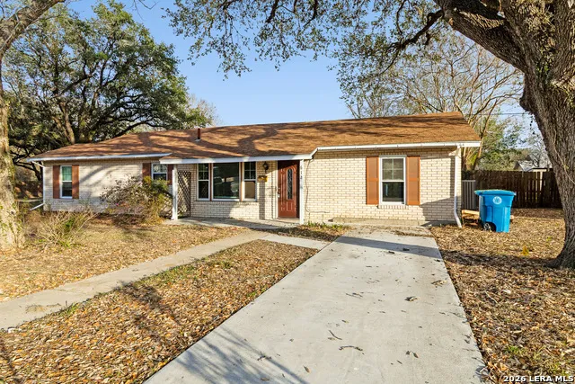 612 E Hutchinson St Beeville, TX 78102