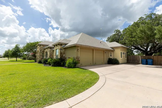 1640 CAMDEN LN Pleasanton, TX 78064