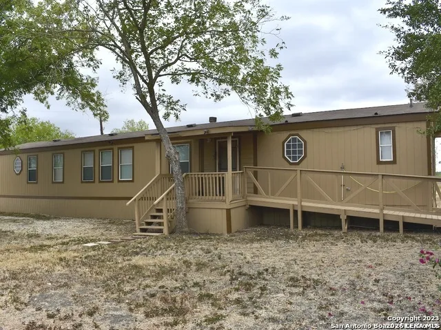 385 W County Road 5719 Devine, TX 78016
