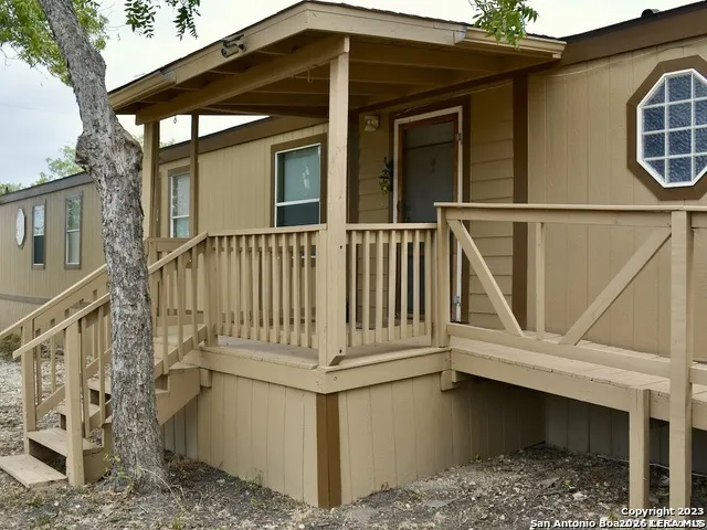 385 W County Road 5719 Devine, TX 78016