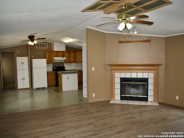 385 W County Road 5719 Devine, TX 78016