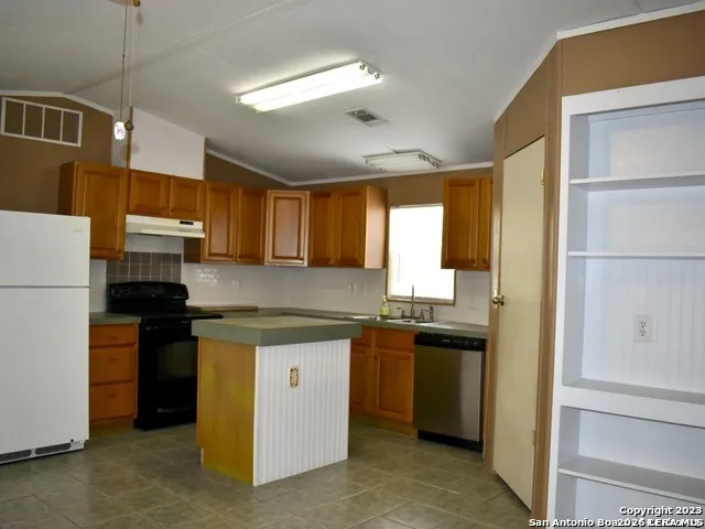 385 W County Road 5719 Devine, TX 78016